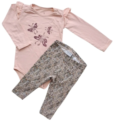 Small rags laksefarvet body og Wheat leggings str. 68