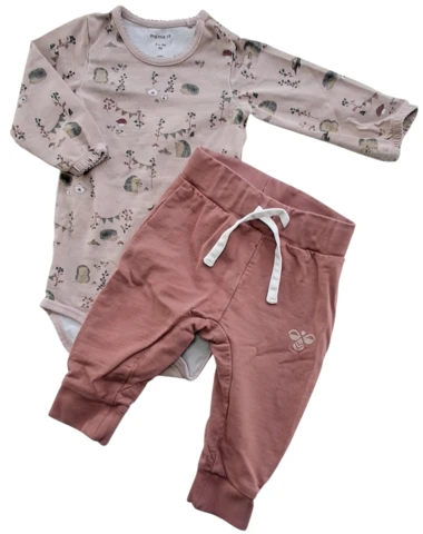 Hummel mørk rosa bukser og Name it body str. 62