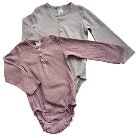 H&M en rosa og en beige langærmede rib bodys str. 86