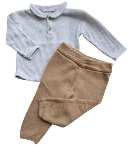 So Cute lysebrune strikkede bukser og en bluse str. 80