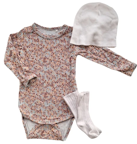 Minymo blomstret body, H&M rosa hue og strømper str. 56