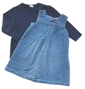 H&M blå denimkjole og en mørkeblåT-shirt str. 86