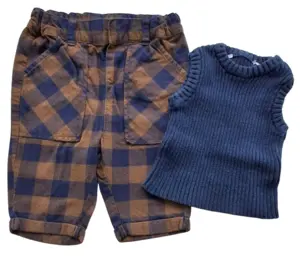 The New ternede bukser og en blå vest str. 56