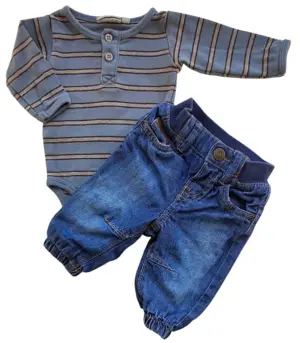 Wheat gråstribet body og H&M denimbukser str. 56