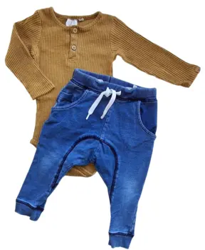 Lil'Atelier karrygul body og Name it bukser str. 80