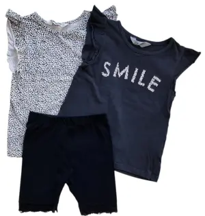 H&M to T-shirts og VRS sorte shorts str. 98-104