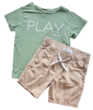 H&M beige tynde shorts og grøn PDL T-shirt str. 98