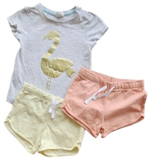 H&M lysegrå kortærmet bluse og to par shorts str. 80