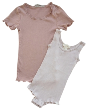 Wheat kortærmet rib bluse og silke body str. 92