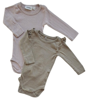 Lil'atelier rosa body og Name it lysbrun body str. 62