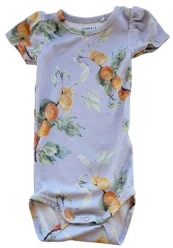 Name it lyslilla kortærmet body m. frugtgrene str. 68