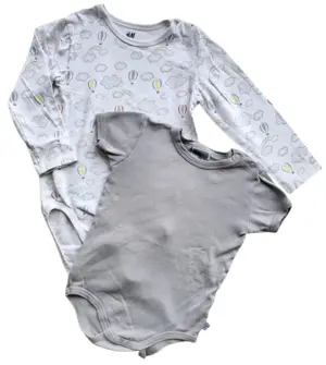 H&M hvid body og Fuzzies lysegrå body str. 92