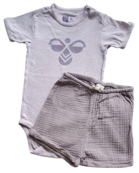 Hummel lyslilla kortærmet body og lilla shorts str. 92