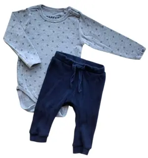 Holly lysegrå body og Name it mørkeblå bukser str. 68