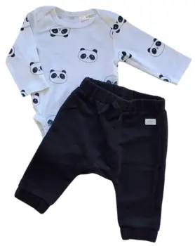 H&M hvid langærmet body og sorte sweatpants str. 56