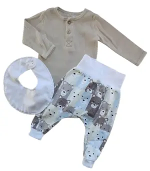 Friends beige body, hjemmesyede bukser og savlesmæk