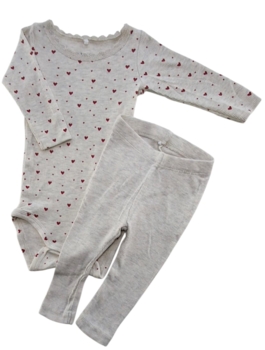 Name it beige rib-sæt med hjerter på bodyen str. 62