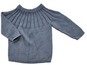 Hjemmestrikket blågrå bomuldstrøje str. 62-68