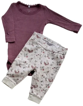 Name it mørk rosa rib body og beige bukser str. 50-56