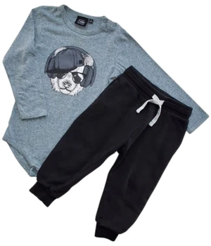 Petit blågrå body og H&M sorte bukser str. 92