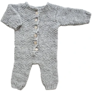 Hjemmestrikket lysegrå uld heldragt str. 0-3 mdr