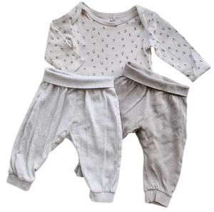 Be kids beige body og to par H&M bukser str. 74