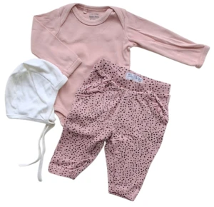 VRS rosa bukser og body og en H&M hvid hjelm str. 62