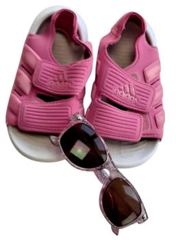 Adidas pink badesandaler og rosa glimmer solbriller