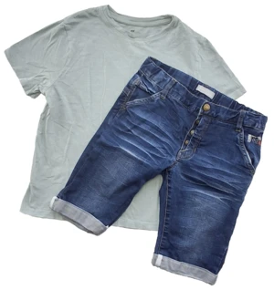 Name it mørkeblå shorts og H&M T-shirt str. 140