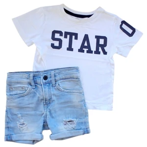 H&M lyseblå denimshorts og hvid T-shirt str. 98