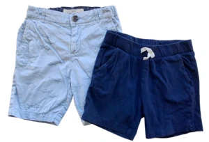 H&M et par lyseblå- og mørkeblå shorts str. 104