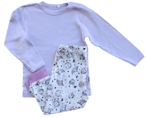 Joha lyslilla bluse og Lupilu hvide natbukser str. 86