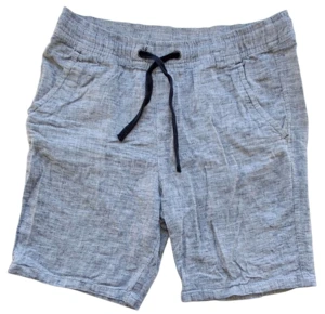 H&M lysegrå småternede shorts str. 152