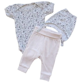 808 beige blomstret body, hue og rosa bukser str. 50