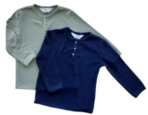 H&M en blå og en grøn langærmet bluse str. 98-104