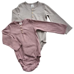 H&M en rosa og en beige langærmede rib bodys str. 86