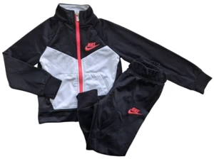 Nike sort to-delt træningssæt str. 92-98