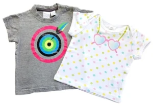 H&M to kortærmede T-shirts str. 68.